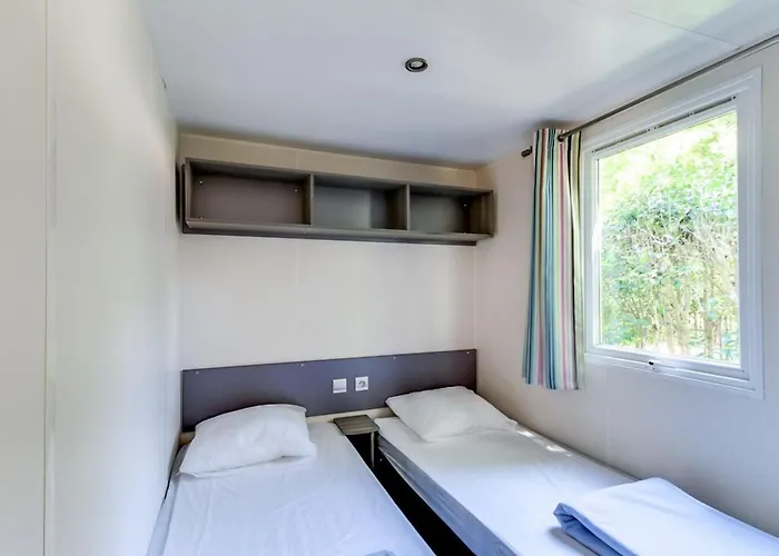 Mobil-home Pour 7 Personnes Avec Terrasse A - Api-1-52-1423 * La Bastide-de-Sérou